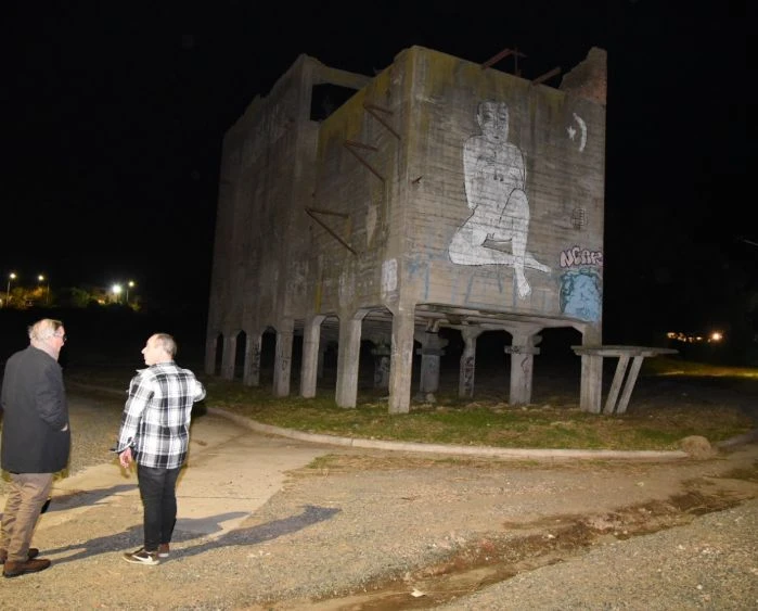 El intendente de Tandil, Miguel Lunghi (izquierda de la foto) al visitar el exsilo.
