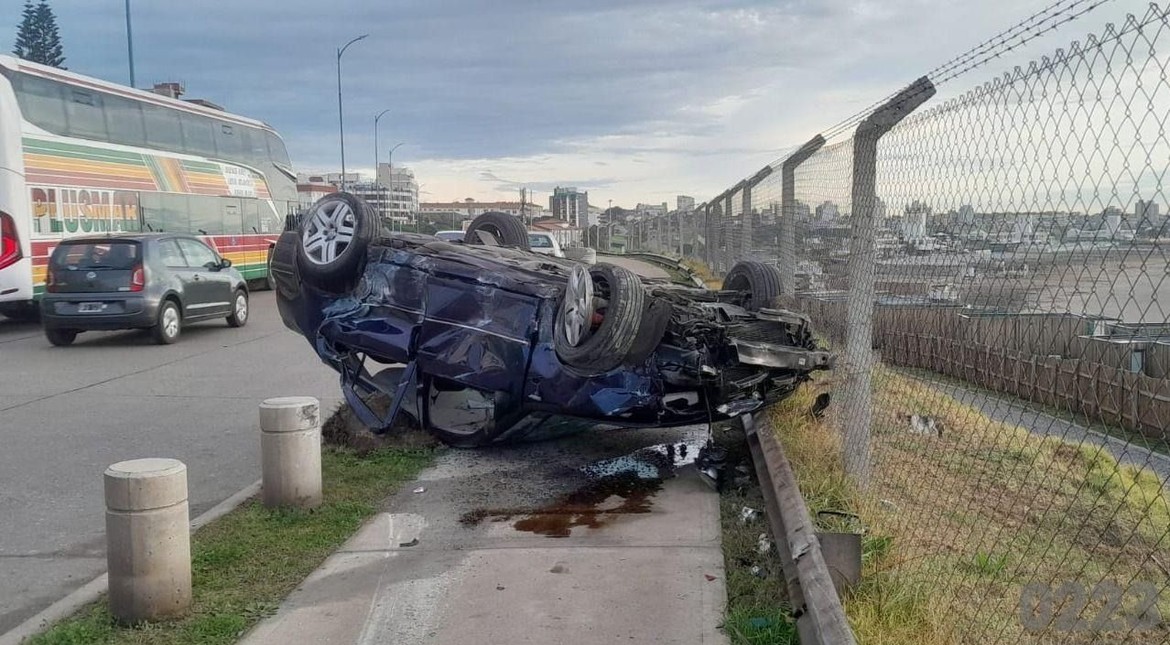 Brutal choque y vuelco en la costa: el conductor resultó ileso de milagro