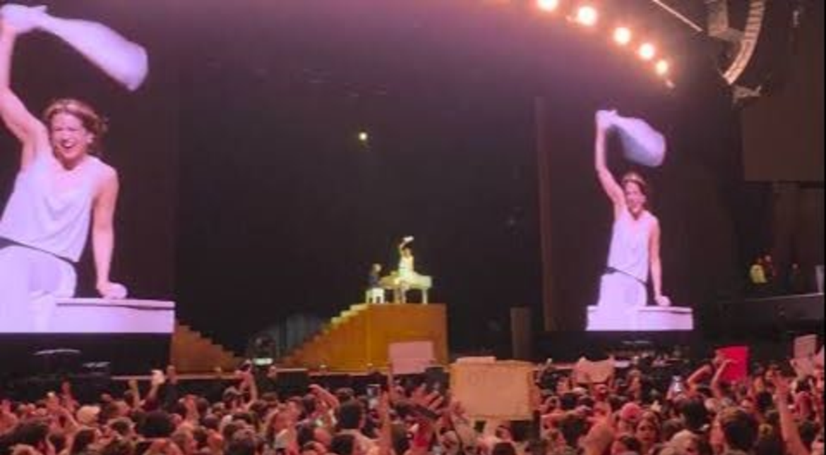 "La Patria no se vende": el canto impensado en el recital de Rosalía