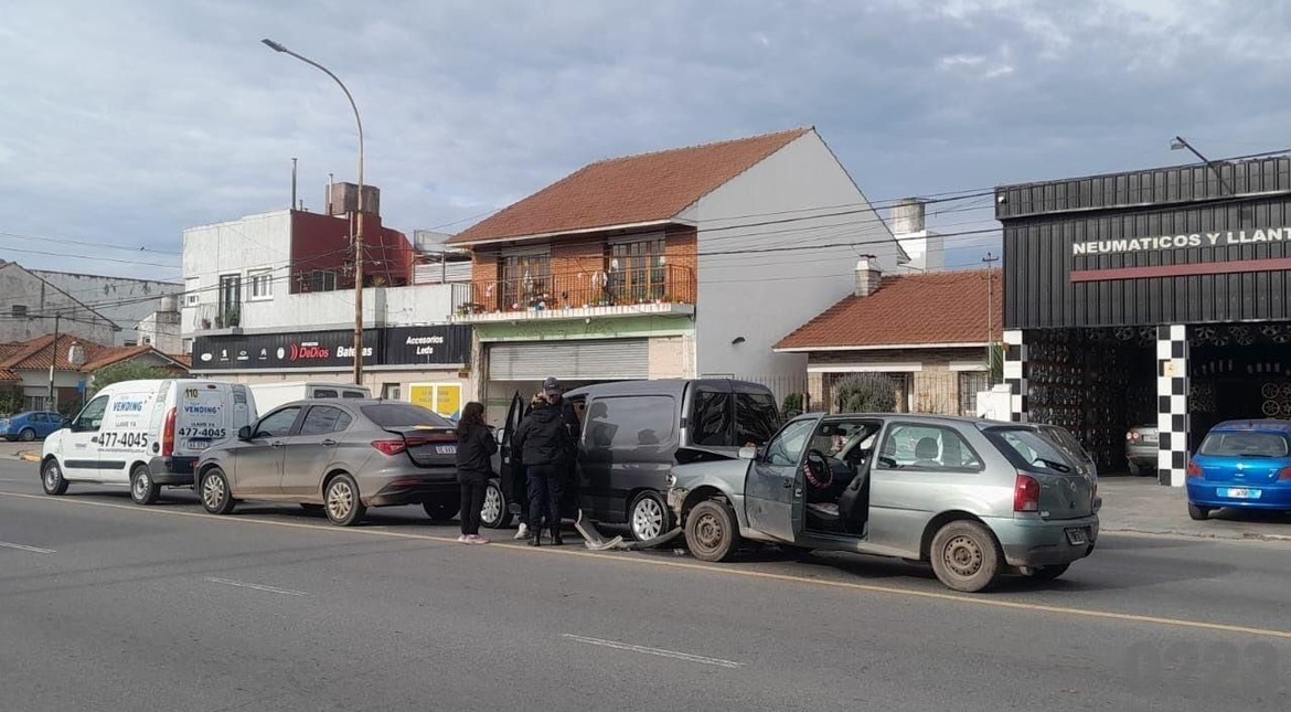 Caos en avenida Colón: fuerte choque en cadena dejó una mujer herida