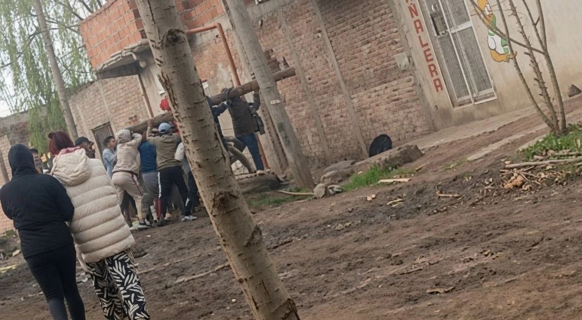 Cansados de los tiroteos, vecinos derribaron un búnker de droga