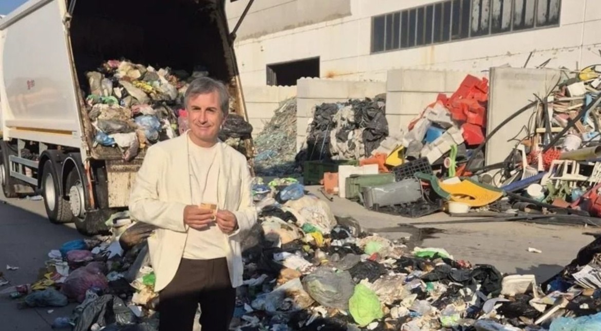 Tiró un billete de lotería sin saber que había ganado un millón de euros y los recolectores lo ayudaron a recuperarlo