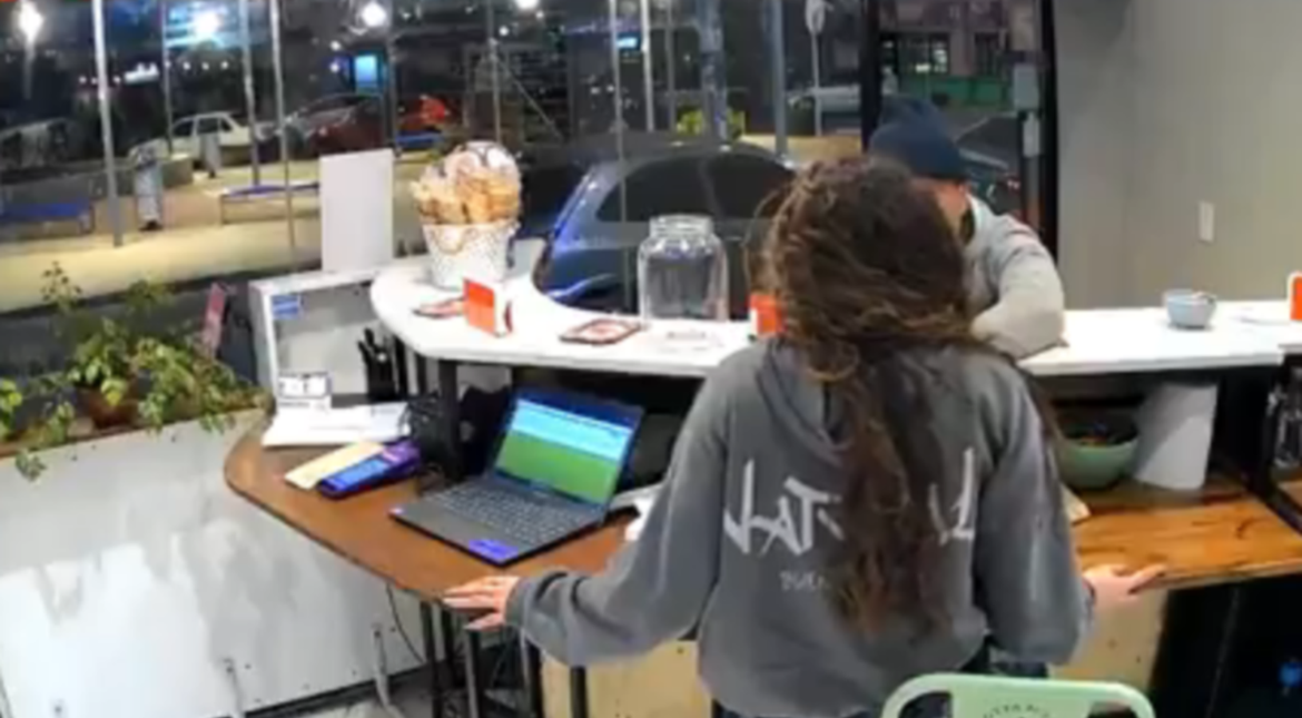 Video: una empleada se defendió a pura garra de un violento robo en una heladería