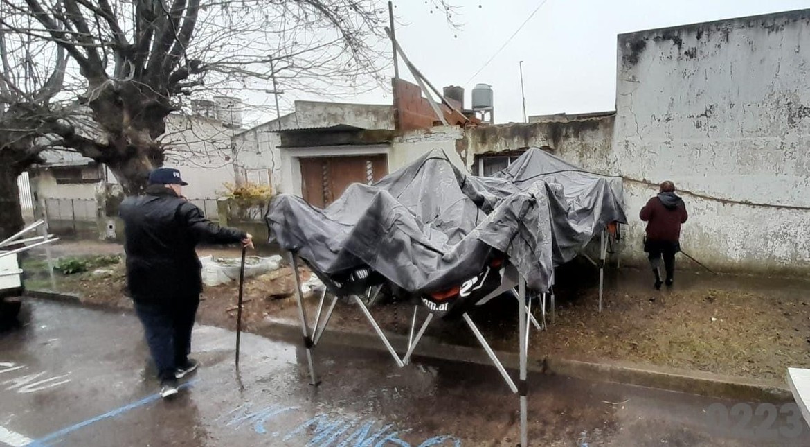 Bajo la lluvia, los puesteros preparan la fiesta de San Cayetano en Mar del Plata