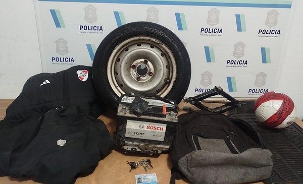 Robó una camioneta, se escondió en una casa y se peleó con la policía