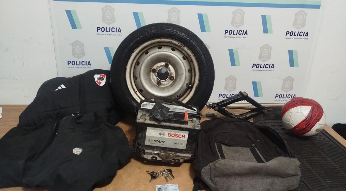 Robó una camioneta, se escondió en una casa y se peleó con la policía