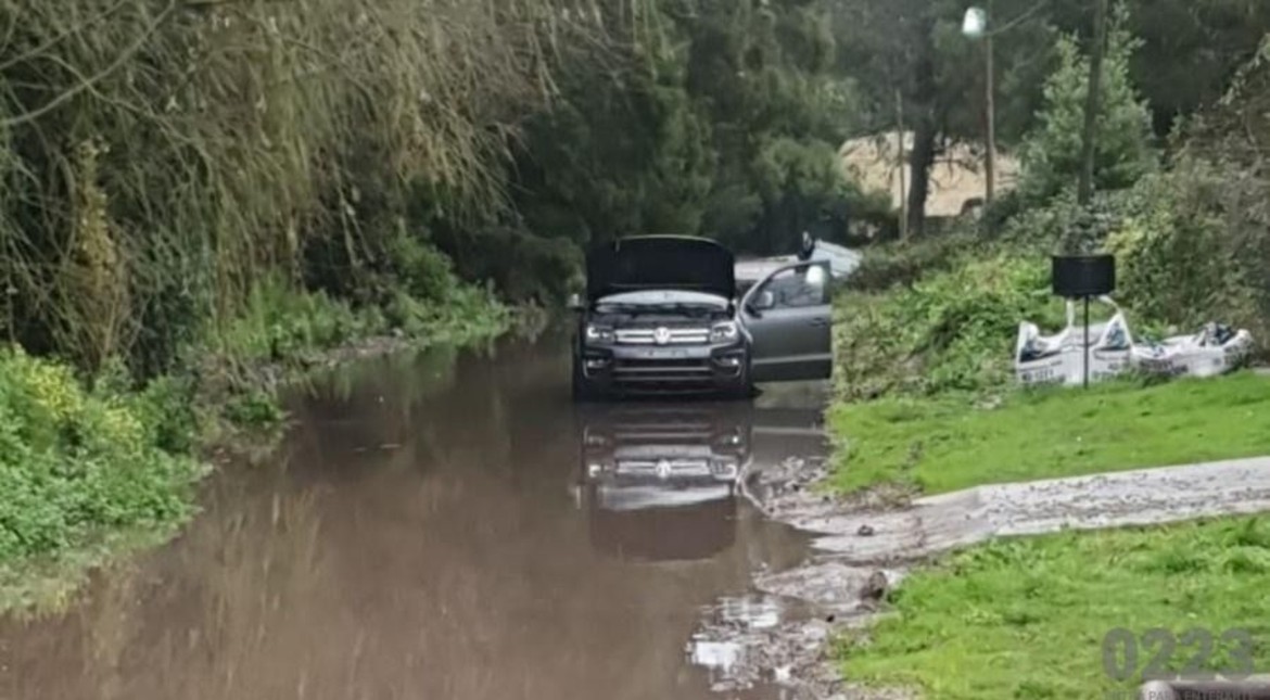 Temporal en Mar del Plata: un auto cayó en una zanja y una familia tuvo que ser rescatada