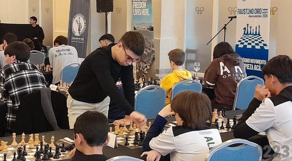 Faustino Oro volvió a Mar del Plata, jugó 25 partidas simultáneas y aseguró que "hay mucho talento joven en Argentina"