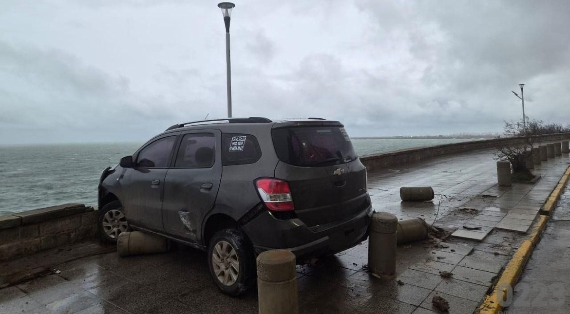 Las ráfagas de viento lo cruzaron en la curva y terminó contra el paredón de la costa