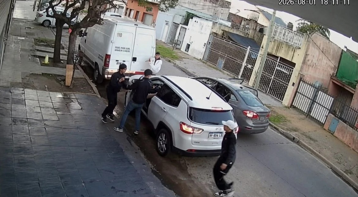 "Viejo, bajate o te comés un balazo": emboscaron a un jubilado para robarle la camioneta