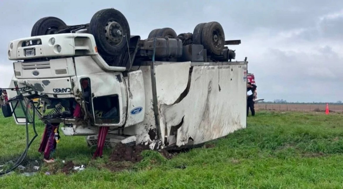 Impactantes imágenes: así fue el brutal accidente de un camión frigorífico que terminó con un muerto