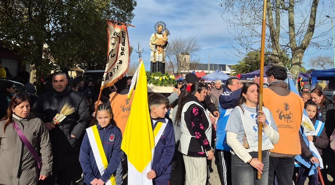 San Cayetano reunió a cientos de fieles en su tradicional procesión