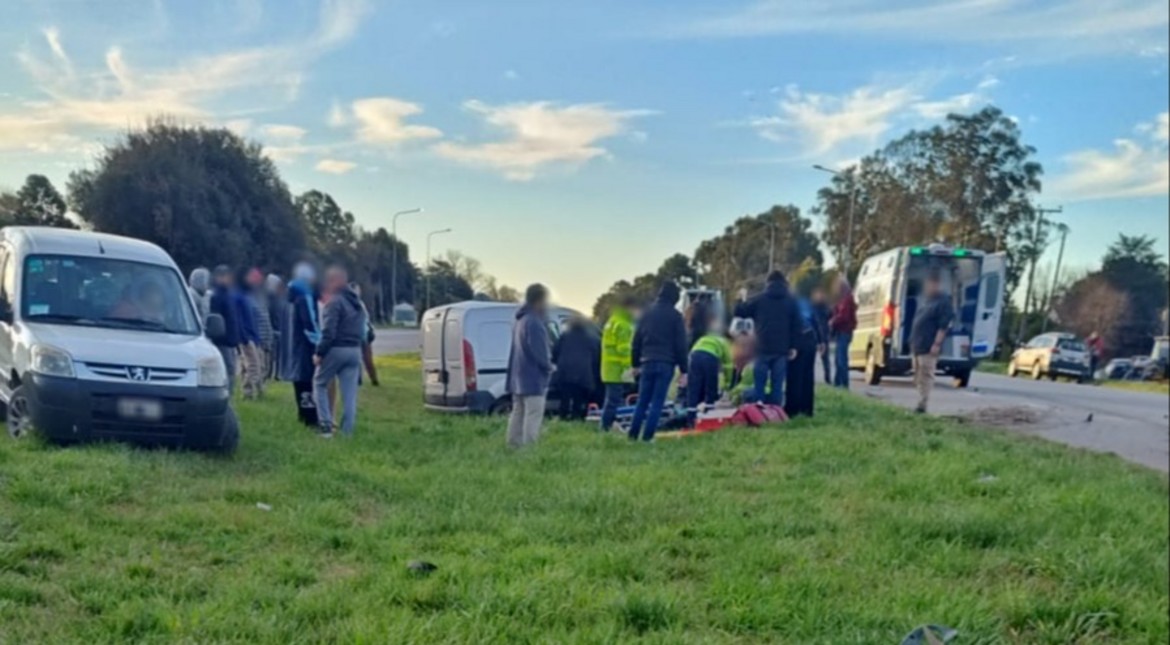 Salía a la ruta 2 en la camioneta y lo embistió una ambulancia: está grave