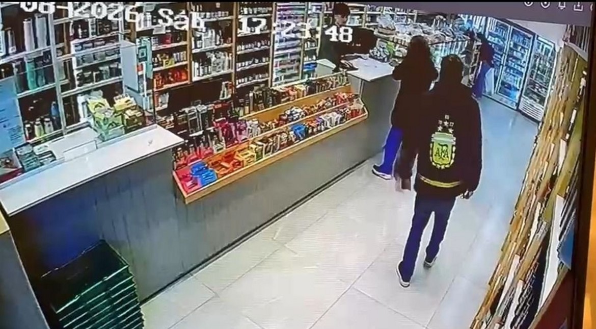 Video: se guardó mercadería entre los pantalones y un empleado lo persiguió hasta interceptarlo