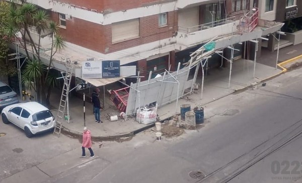 Tensión en el centro: se desplomó un andamio desde un segundo piso