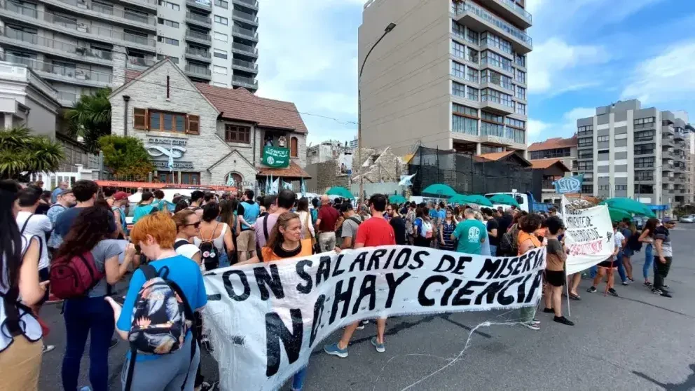 “Me pongo la camiseta para defender Argentina”: científicos convocan a marchar en defensa del sistema público