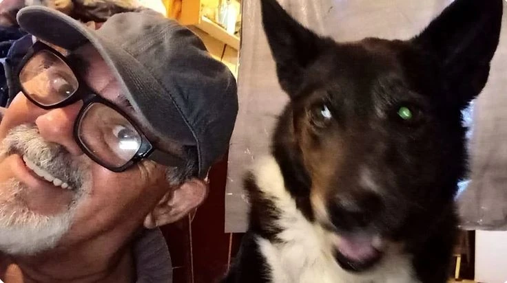 El jubilado pintaba cuadros para su perrita. Ahora él necesita ayuda.