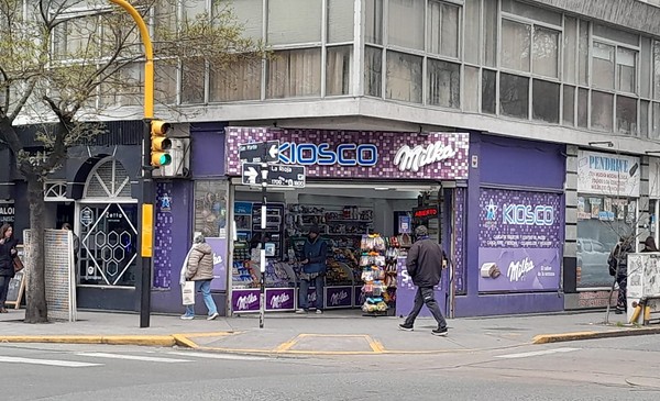 Robo rápido, destrozos y amenazas: la realidad de los kioscos 24 horas durante las noches en Mar del Plata