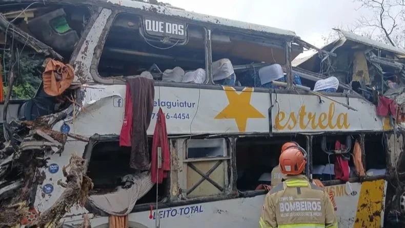 Tragedia en Brasil: al menos 10 muertos tras volcar un autobús en Río de Janeiro