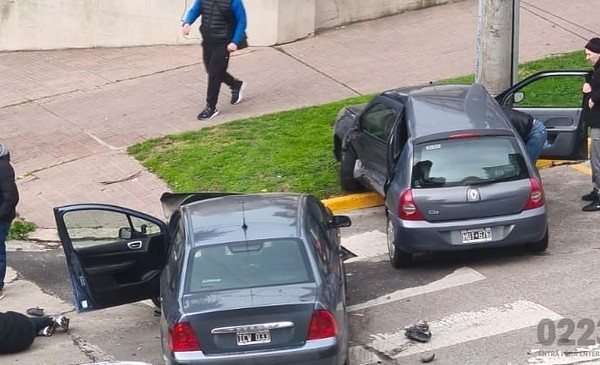 Impactante choque en la loma de la avenida Colón: dos autos casi se incrustan en una famosa casona