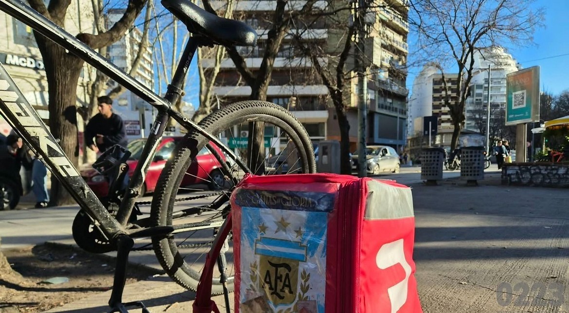 "Para atrás": un ex Gran hermano dejó su trabajo de influencer para volcarse a su nuevo rol de delivery