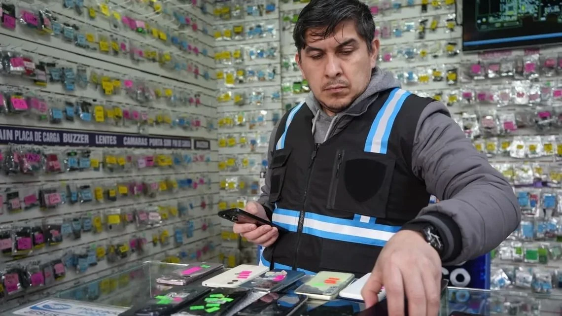 Clausuraron una famosa galería y 10 cuevas de celulares robados