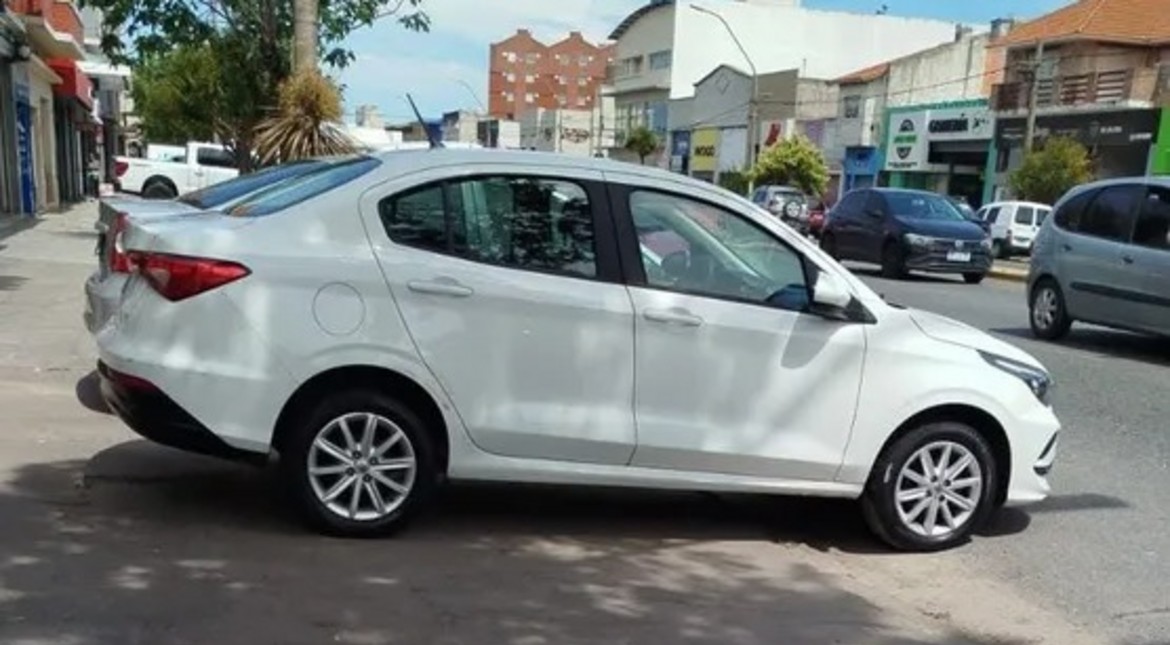 Violento robo en Las Avenidas: le apuntaron con un arma a un profesor y le sacaron el auto