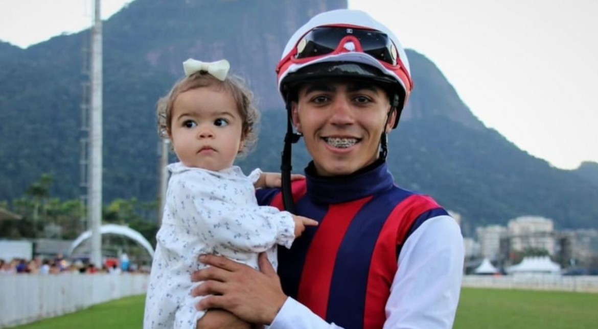 Tragedia en el turf sudamericano: murió un jinete al caerse del caballo en una carrera