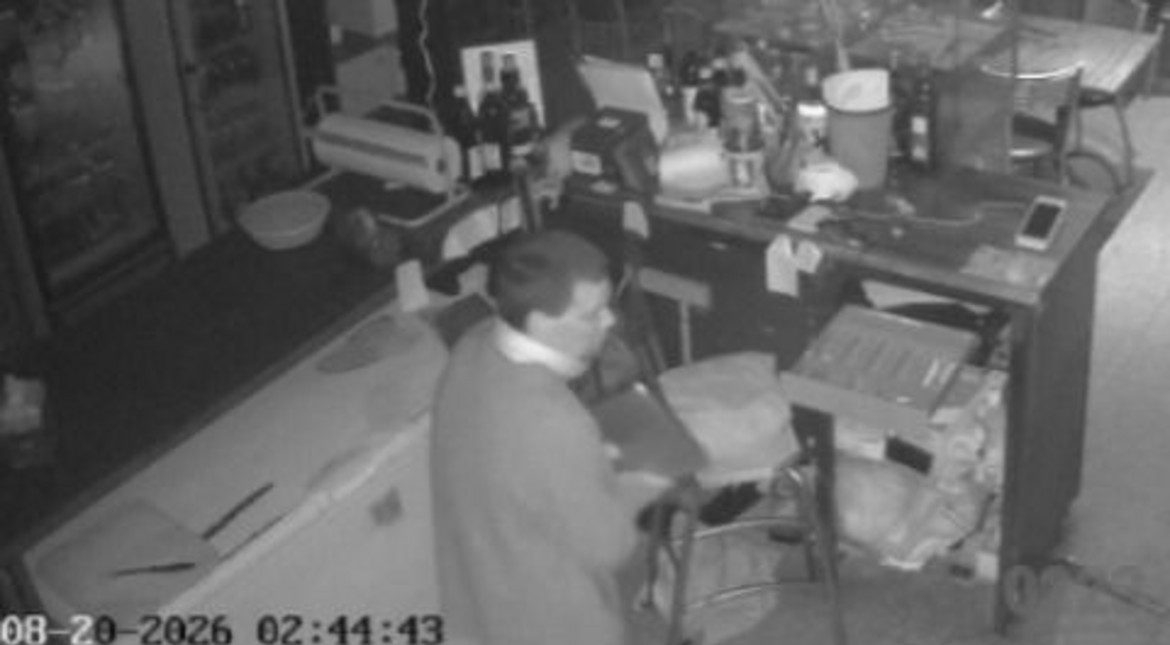 "La zona está muy pesada": de un piedrazo rompió la vidriera de un café y robó una notebook y efectivo
