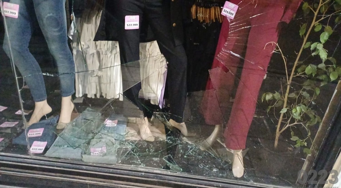 Un local de ropa abrió hace cuatro meses y le rompieron la vidriera por segunda vez