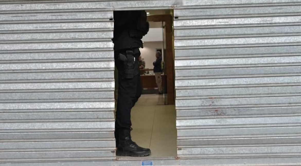 Se defendió de un robo en su negocio y le disparó al ladrón en la cara: lo mató