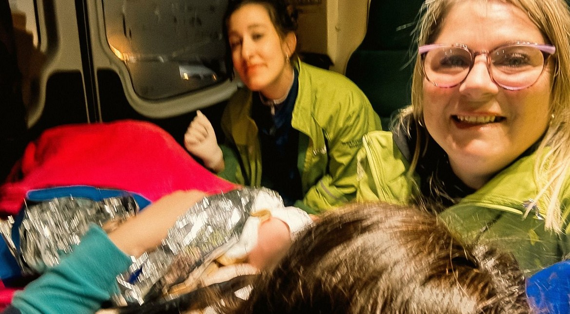 Emergencia y final feliz: entró en trabajo de parto y dio a luz dentro de un auto