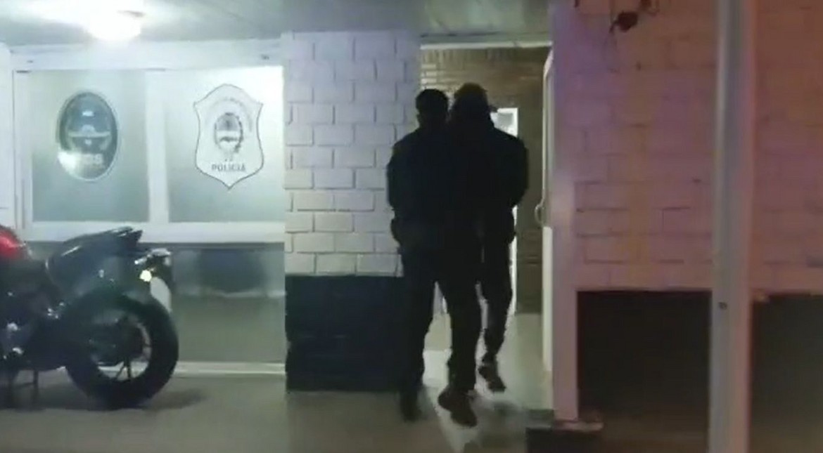 Atrapan a pareja que quiso entrar a robar a una casa: cómo los descubrieron los vecinos
