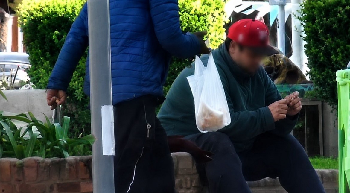 Vendían cocaina frente a la municipalidad y les allanaron la casa: videos exclusivos