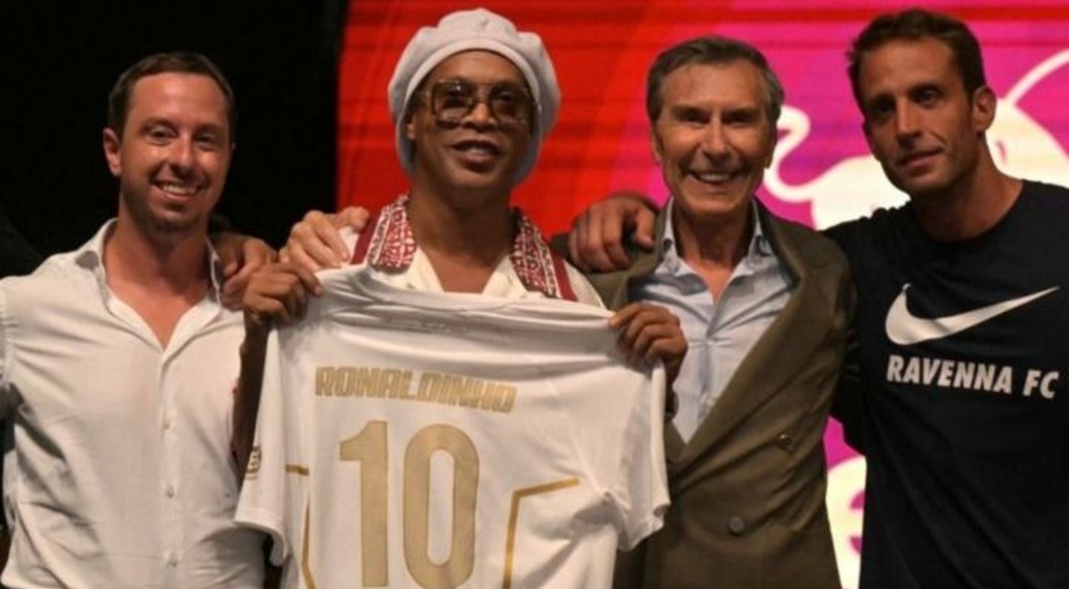Después de 11 años, Ronaldinho vuelve al fútbol profesional en Italia