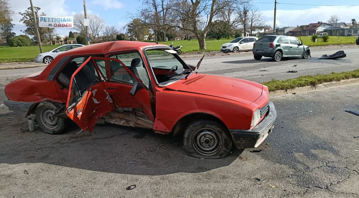 Violento choque entre dos autos en la avenida Luro