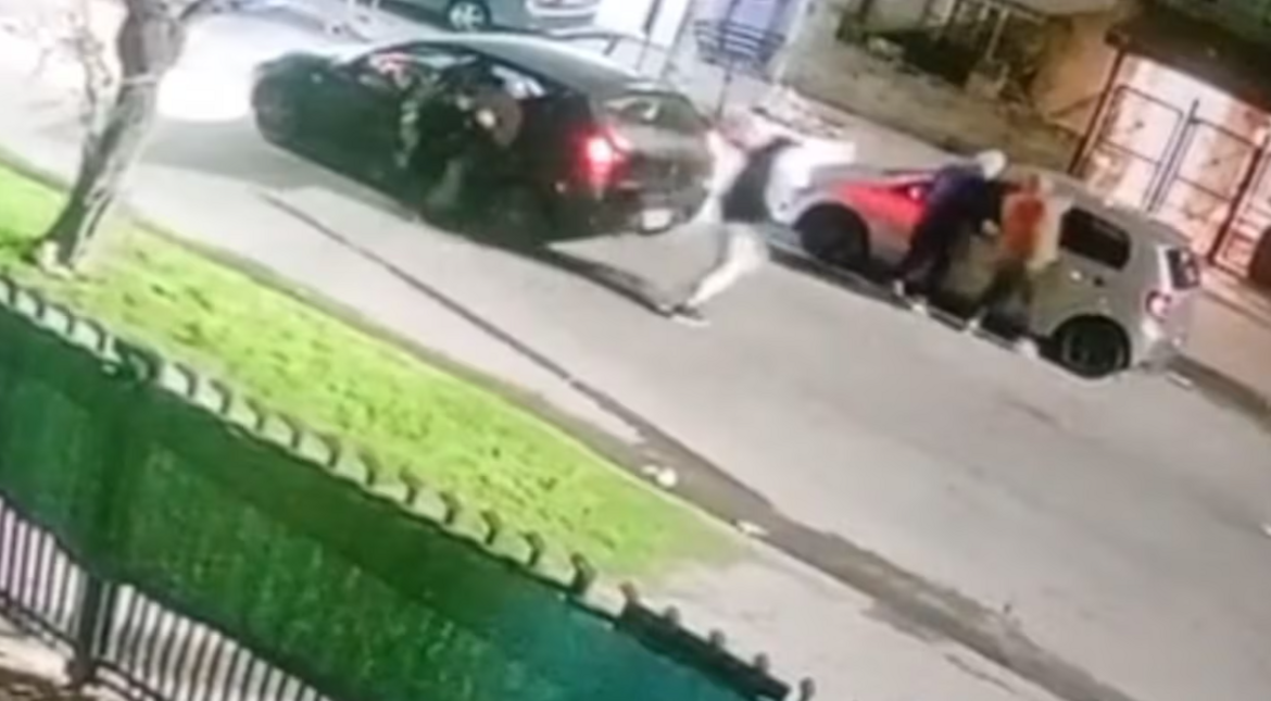 Una pareja de policías mató a tres delincuentes que intentaron robarles el auto