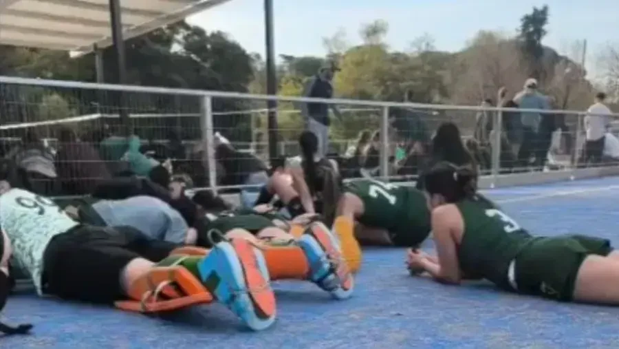 Disparos interrumpen partido de hockey y las jugadoras se tiran al piso para protegerse