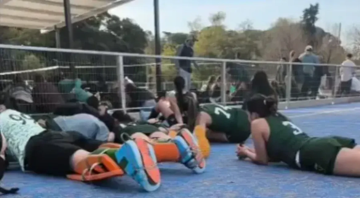 Disparos interrumpen partido de hockey y las jugadoras se tiran al piso para protegerse