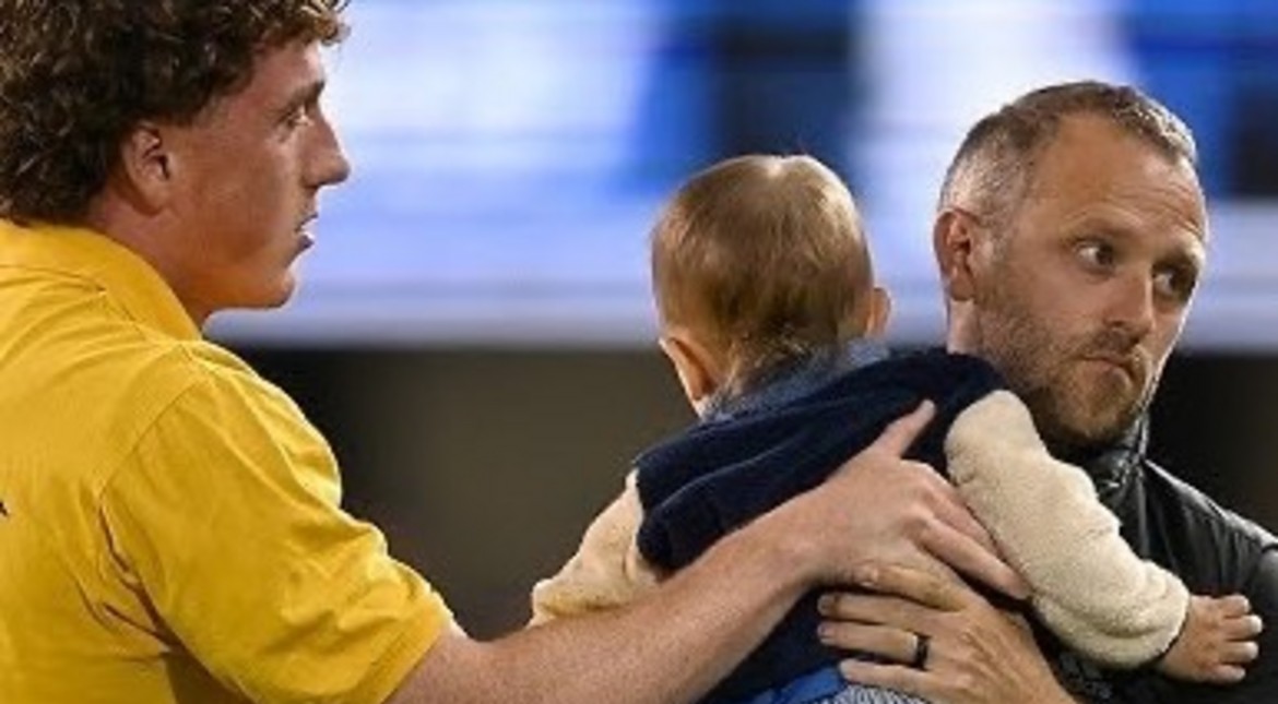 Lo más raro que vas a ver: un bebé se metió a una cancha e interrumpió un partido