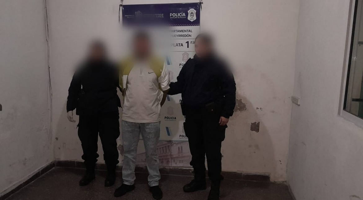Atacó a un hombre con una baldosa e intentó esconderse en un auto