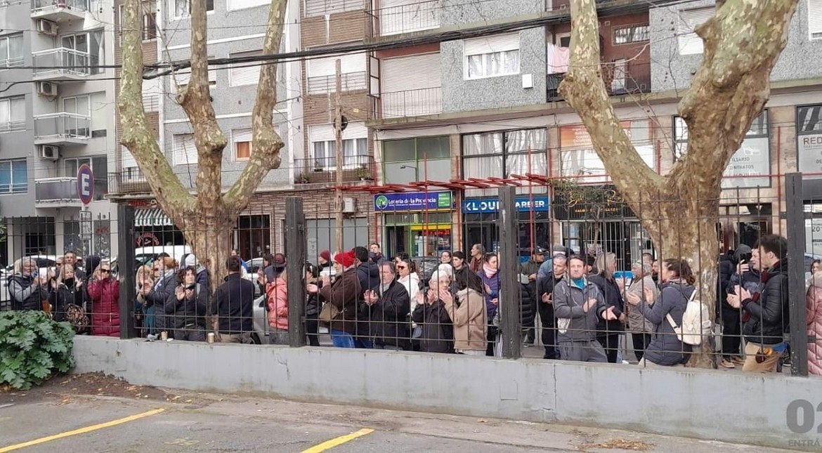 Vecinos se concentran frente a Tribunales para acompañar al comerciante acusado de matar a un adolescente