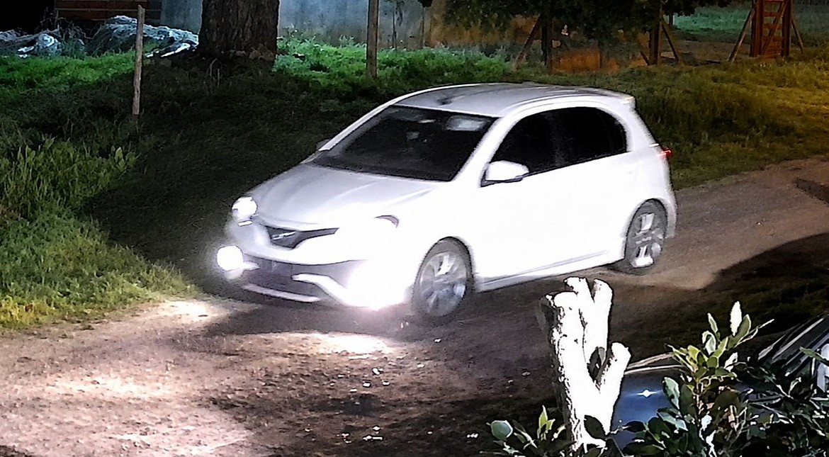 No pudieron entrar a una casa para robar y huyeron en un auto: quedó todo grabado