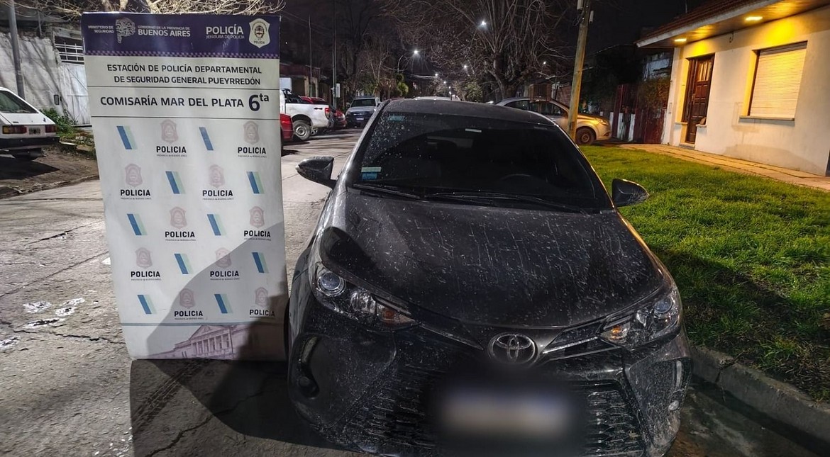 Pareja huyó en auto robado y los detuvieron tras una persecución