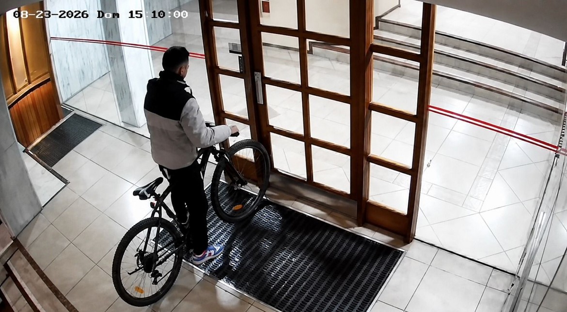 Quiso entrar a un edificio a patadas y quedó filmado por las cámaras