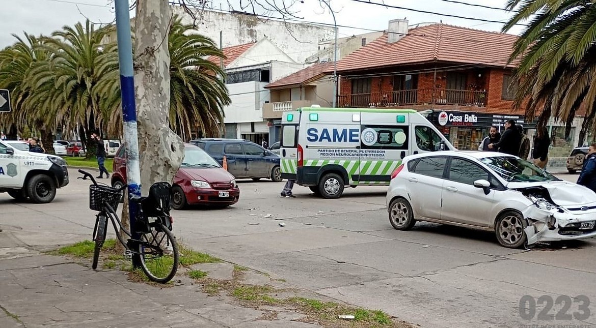 Violento choque en una transitada esquina de Mar del Plata: tres personas fueron asistidas