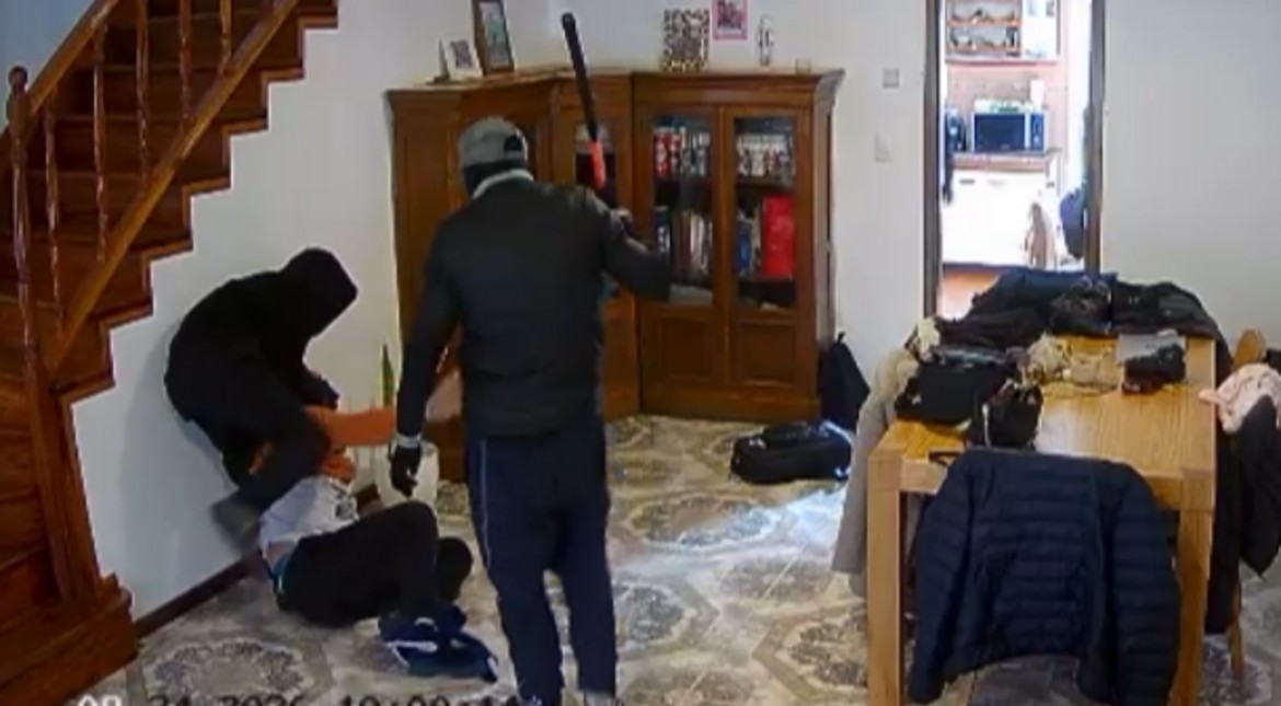 Golpes con un palo de hockey y 8 minutos de terror: la violenta entradera que sufrió una familia en el barrio San Carlos