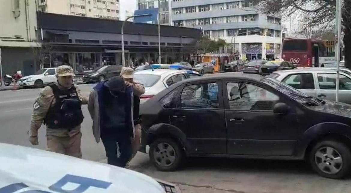 Intentó asaltar a un hombre en Plaza Rocha y lo detuvieron