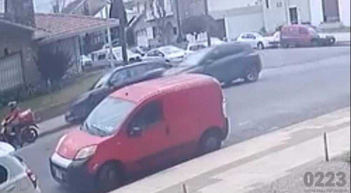 "Casi atropella a una repartidora": una conductora "hablaba por celular", chocó un auto estacionado y escapó