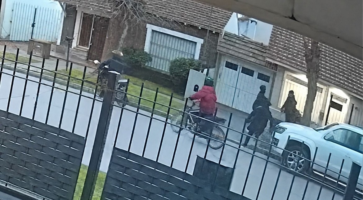 Violento asalto en Parque Luro: delincuentes interceptaron a un hombre cuando entraba a su casa